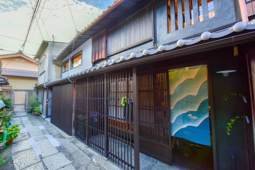 Welcome to Hershey's home, a 100-year-old townhouse in Kyoto.房子外观。这是一个百年老宅,经过我们的翻修,加入了现代的电器设备,使老宅焕然一新。历史的厚重,和时尚的设计,浑然融为一体。