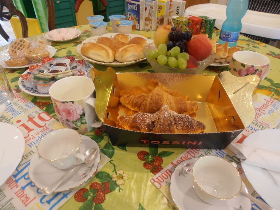 We’ll serve you a delicious breakfast with the freshest local products (such as coffee, tea,
milk, juices of your choice, fresh fruits, croissants and focaccia).