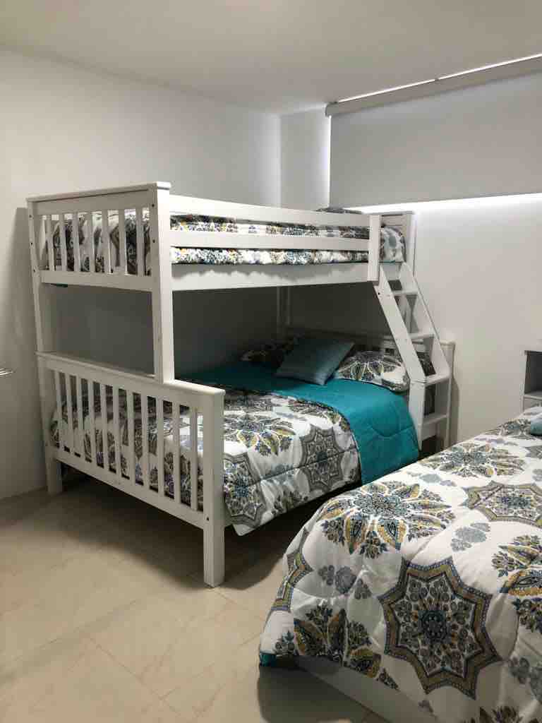 Dhoma e dytë e gjumit me ndarje dhe dollap me pasqyrë të madhe. 