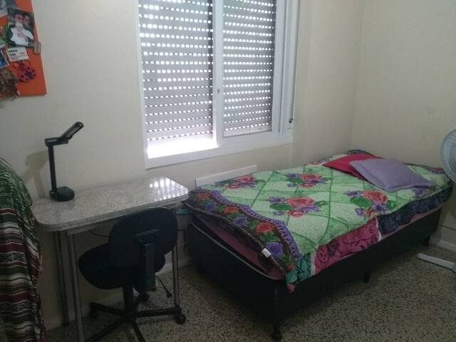 Simple single room in great location