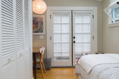 The Little Venice Garden Guest Suite