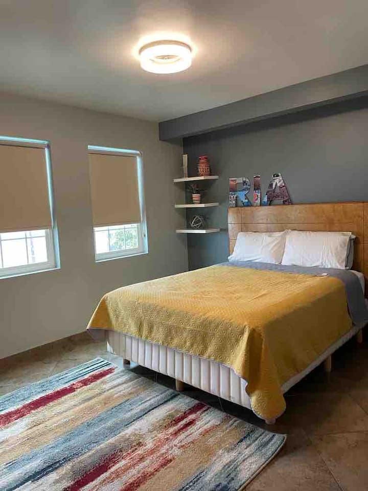 Stanza principale con letto matrimoniale,armadio , bagno completo con vasca,specchio e presa per asciugatrice