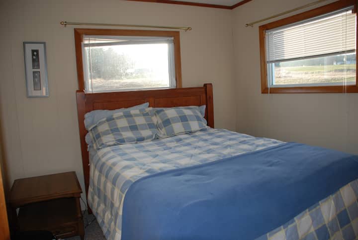 Kitanda aina ya Queen #1.