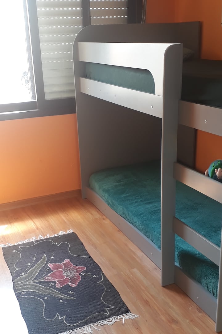 ห้องนอน 2 - เตียงสองชั้นพร้อมที่นอนเดี่ยวเสริม (พร้อมเครื่องปรับอากาศ)