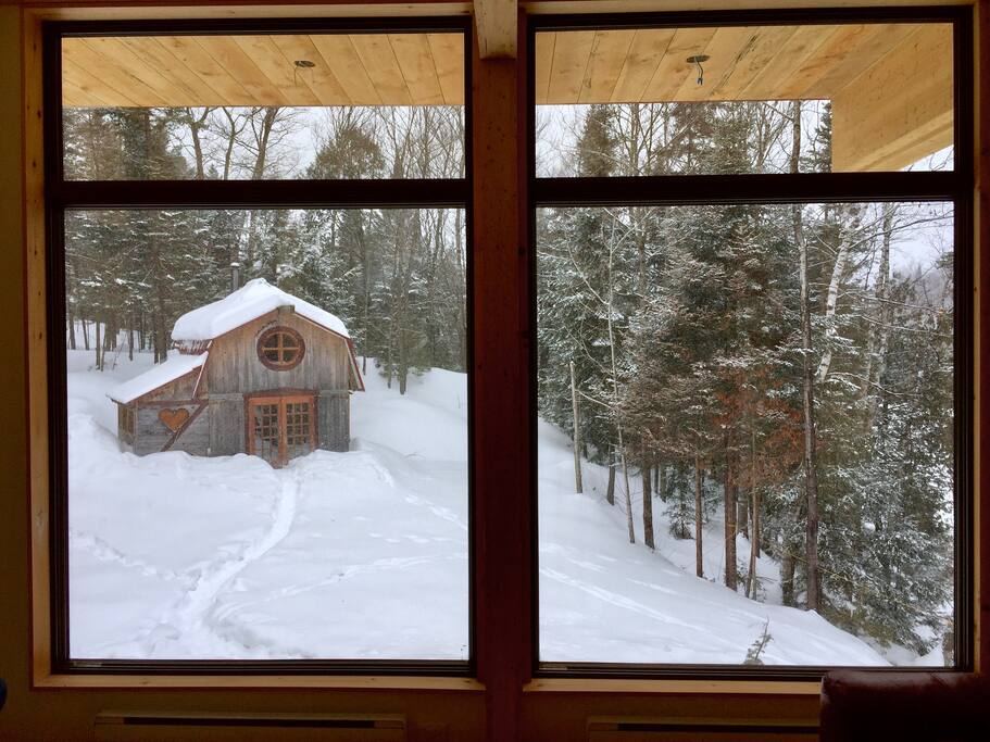 Vue sur notre petite grange rustique