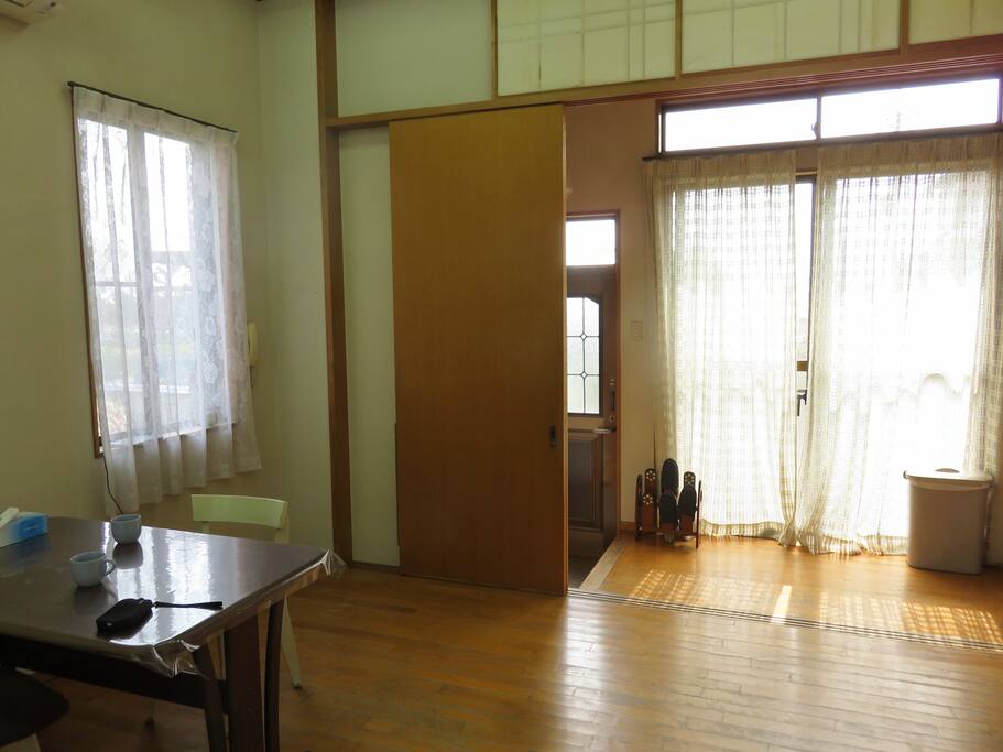 部屋の南です
South side of the room