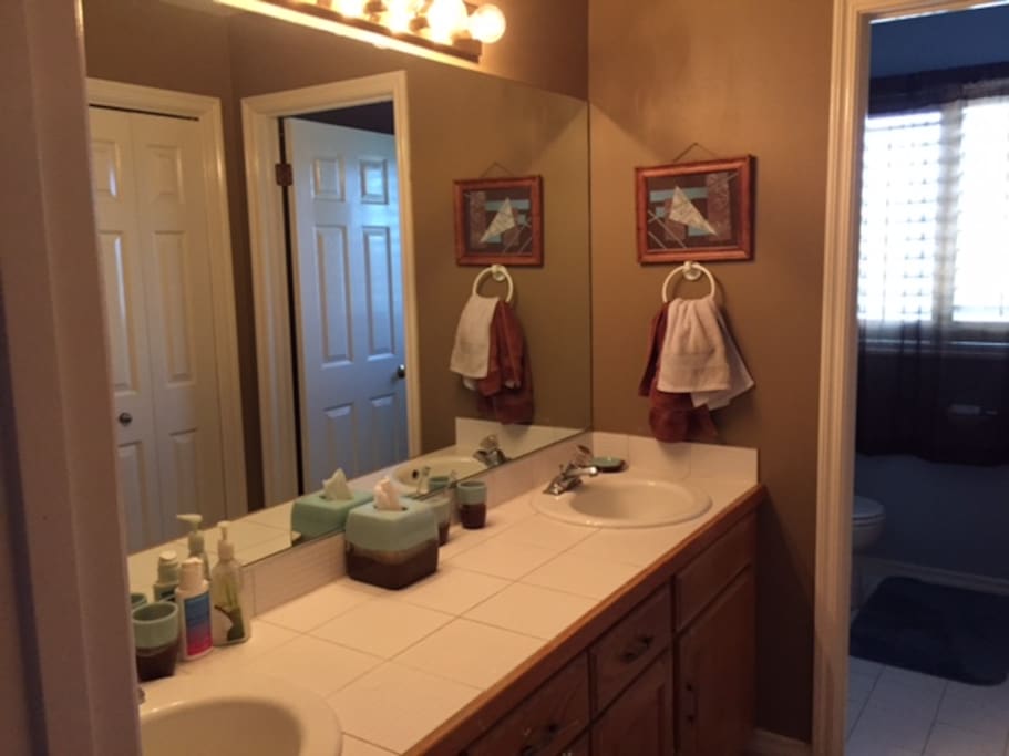 Dual sinks, with private tub and show