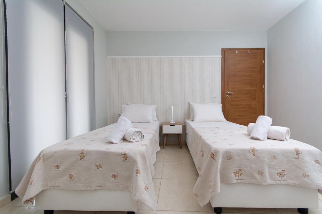 ห้องนอนที่สามพร้อมบานประตูหน้าต่างเตียงเดี่ยวสองเตียงและตู้เสื้อผ้าที่กว้างขวาง
สามารถวางเตียงเดี่ยวเข้าด้วยกันเพื่อสร้างเตียงคู่สำหรับคู่รัก