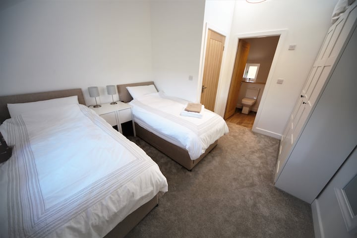 Chumba cha kulala 3, kinaweza kuwekwa kama vitanda viwili vya mtu mmoja au kitanda kikubwa cha watu wawili.