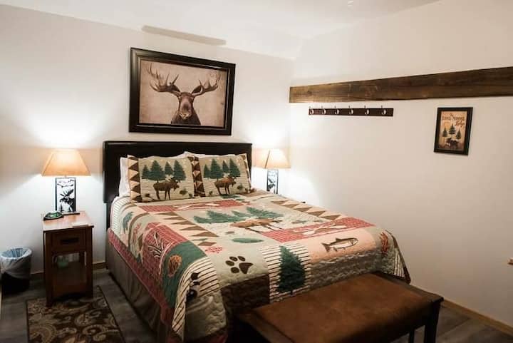 "The Moose Lodge" 1st Floor Queen Room - semi-private bathroom.