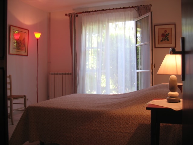 سرير مزدوج في غرفة النوم الرئيسية