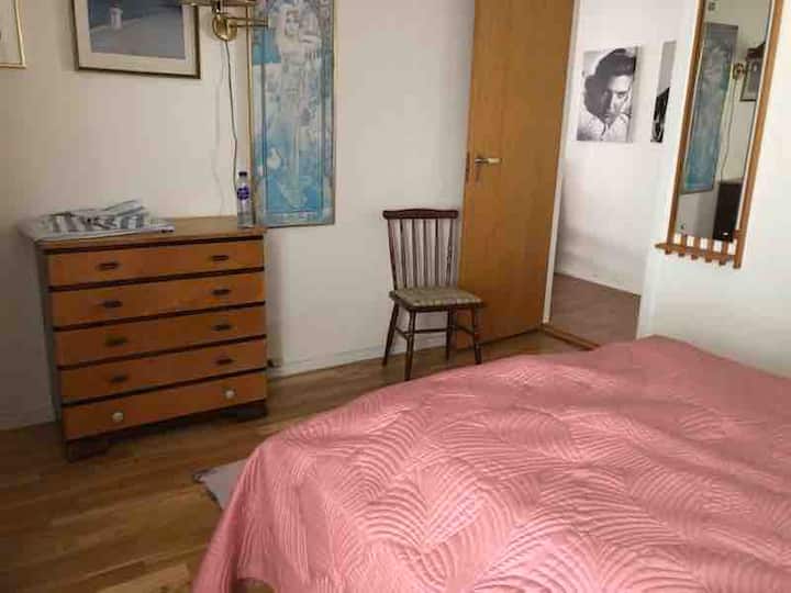 Chambre 2 avec commode et placard, lit double