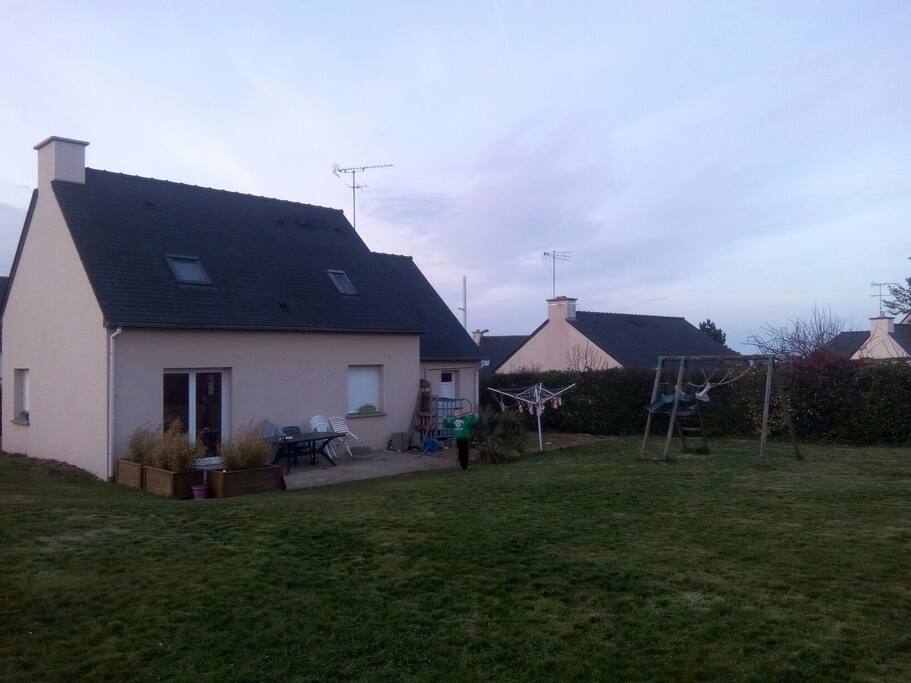 Jardin clos de 650 m2 avec terrasse, barbecue et salon de jardin