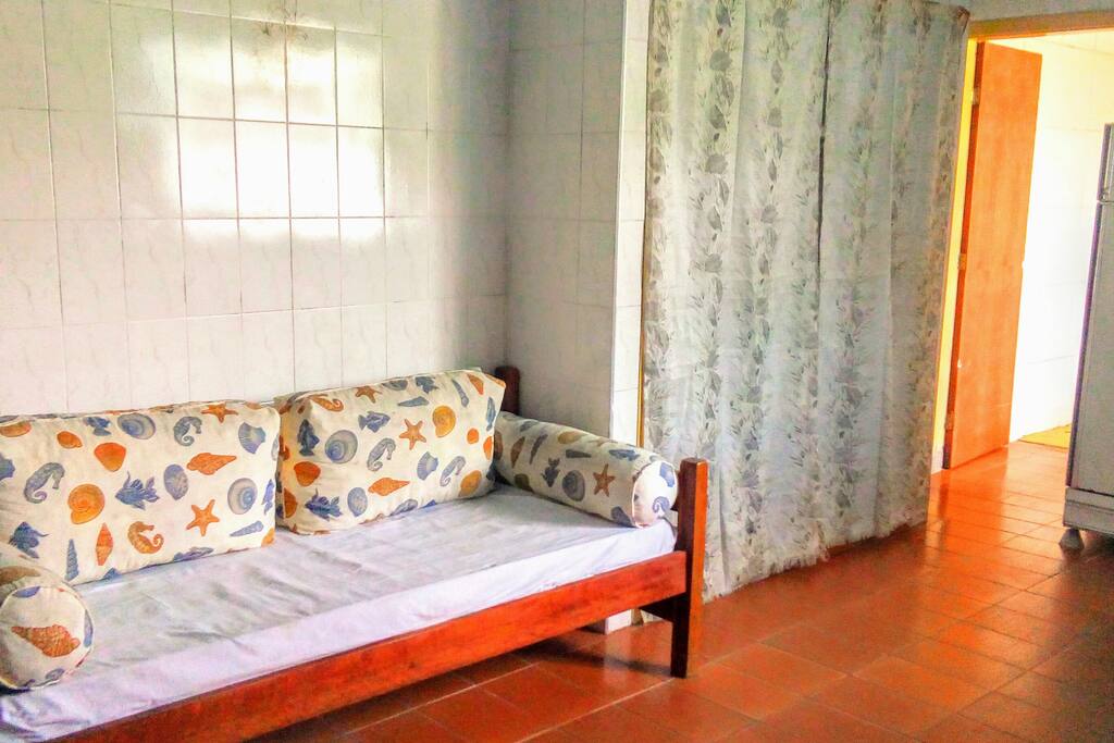 Sofá. Detalhe que ele serve também como cama.