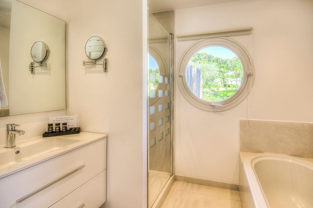Salle de bain avec douche et baignoire