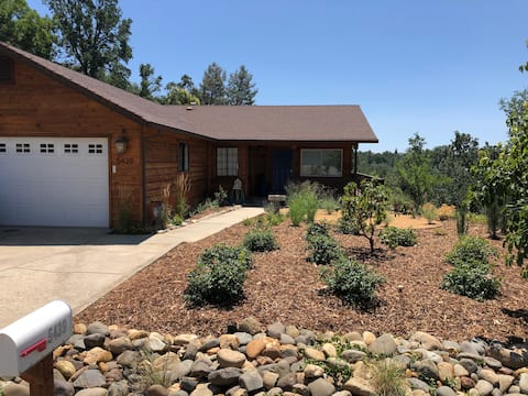 The Cottage, 3 bedroom 2 bath w/ garden view
