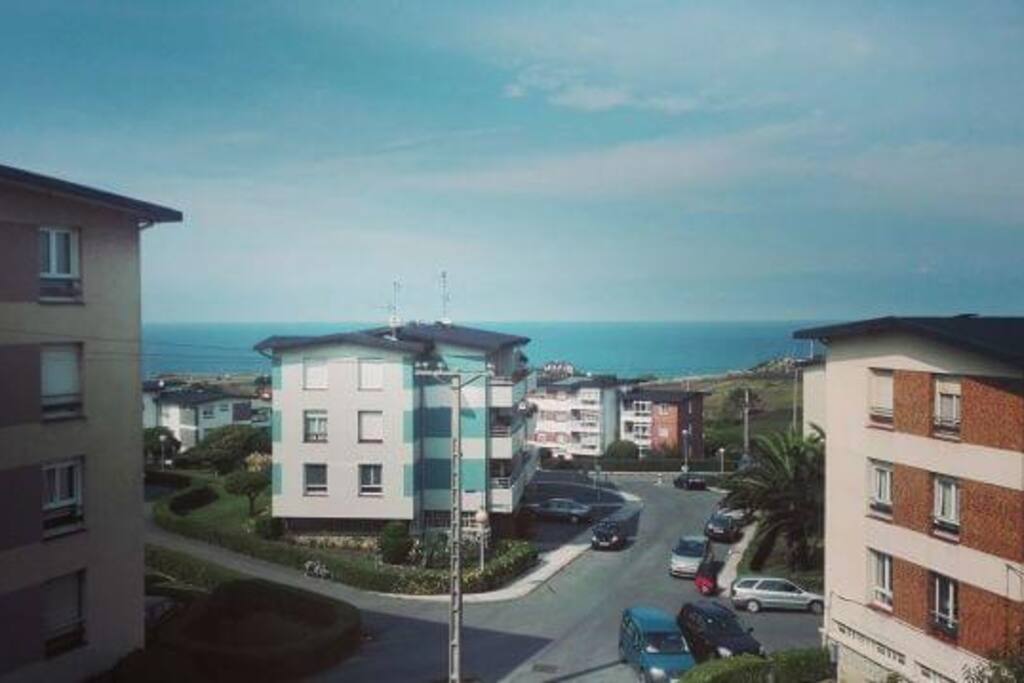 Vistas desde el salón y desde habitación 3. Galería privada. Se ve el parking acceso privado debajo. Muy importante en verano, porque fuera de él se paga por el aparcamiento (es caro), y en esta casa es gratis. ;)