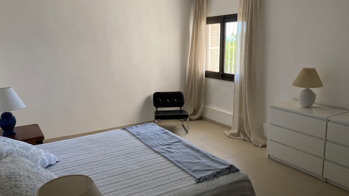 3号卧室配有双人床，可欣赏地中海美景。