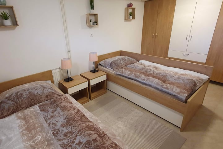 带2张1米宽单人床的第二间（下层）卧室