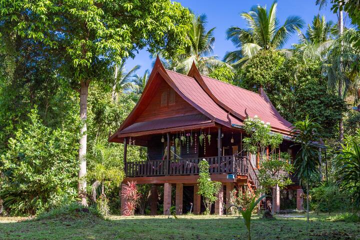 BEAUTIFUL SEA VIEW HOME 50 METRES FROM THE SEA