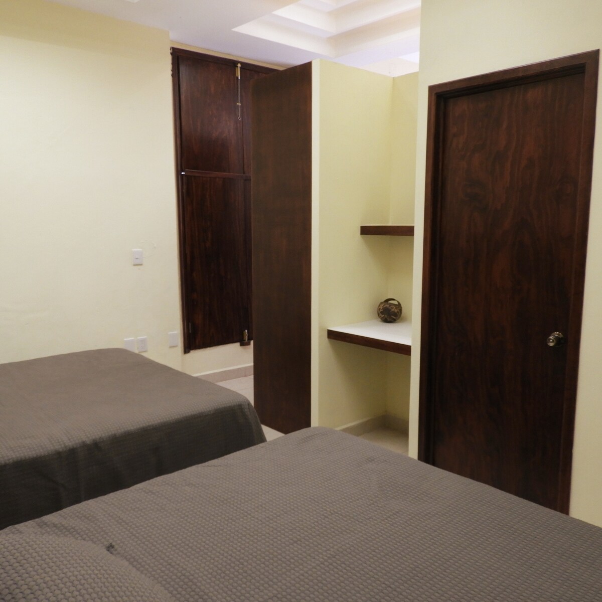 Dhoma 2 me hapësirë për të punuar, dollap i bollshëm, banjë private e kompletuar dhe ajër i kondicionuar.
Qasja në dhomë nga kuzhina nuk ka derë , ka një korridor të vogël me një biombo që mund të japë më shumë privatësi .