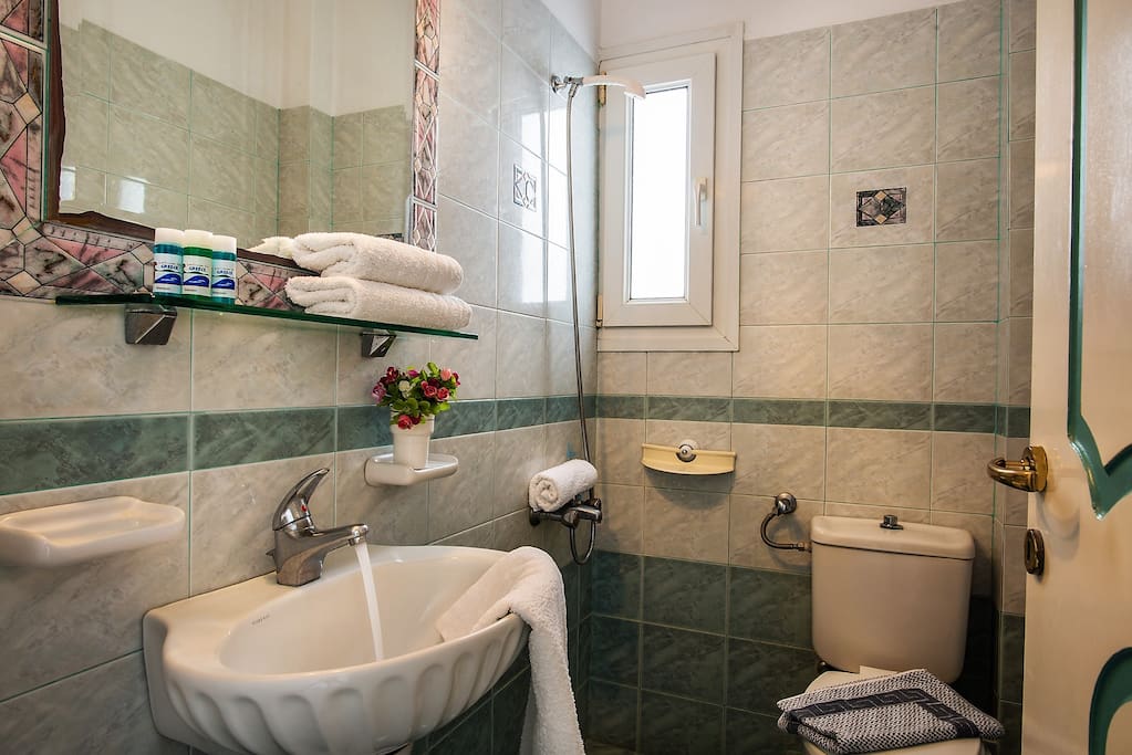 Bathroom Triple Room