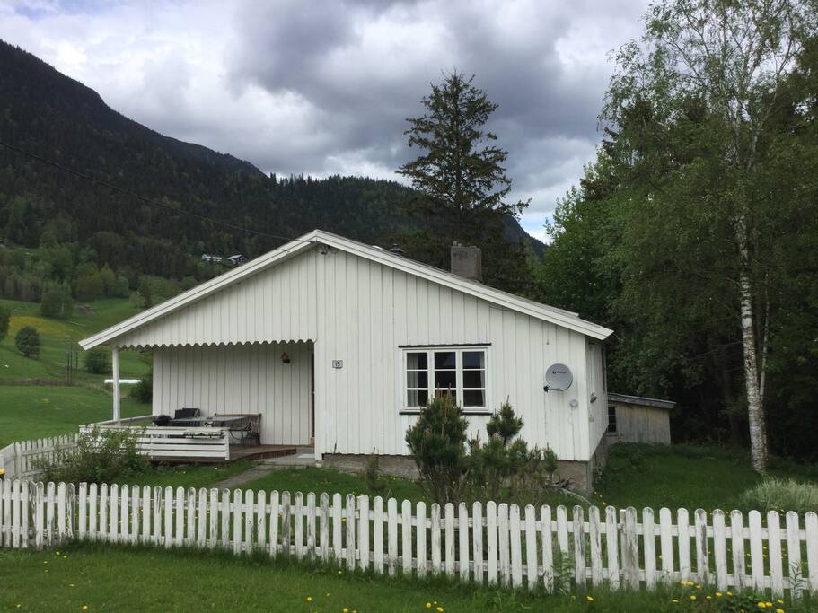 Sommer!! Kvitfjells utforløyper i fjellsida bak til venstre.