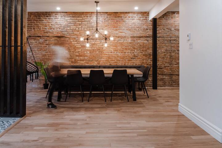 The Old New // Spacious 2000 sqft condo – Downtown gallery image 3