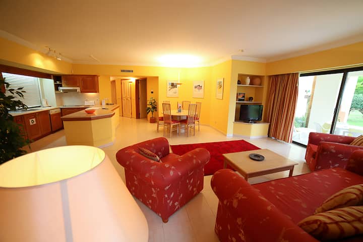 Sala de estar com sofá cama duplo. |客厅配有沙发床。|客厅配有沙发床。