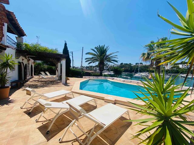 Superb villa, amazing view, ideal location gallery image 3