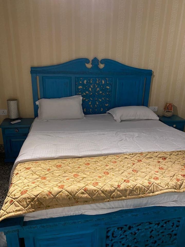 Dhoma e gjumit në katin përdhes