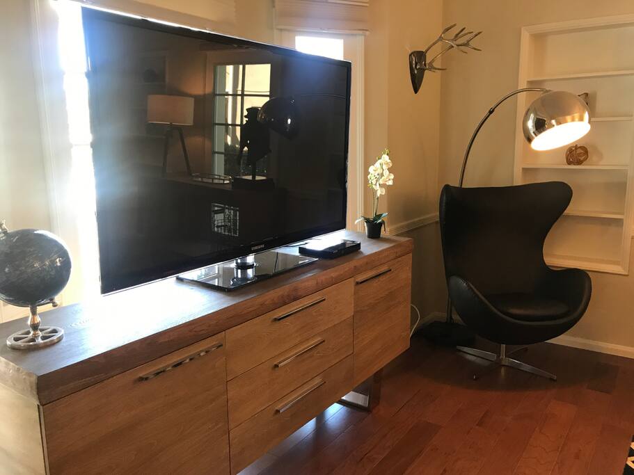 60" TV w/ Netflix