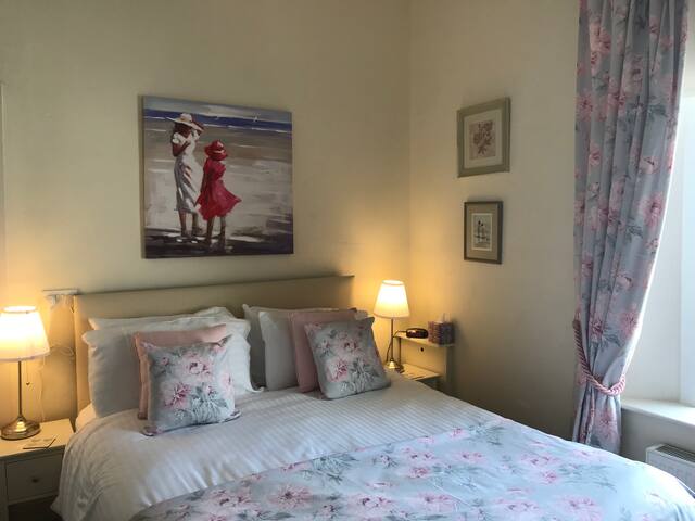 King room in elegant Victorian home in Weymouth