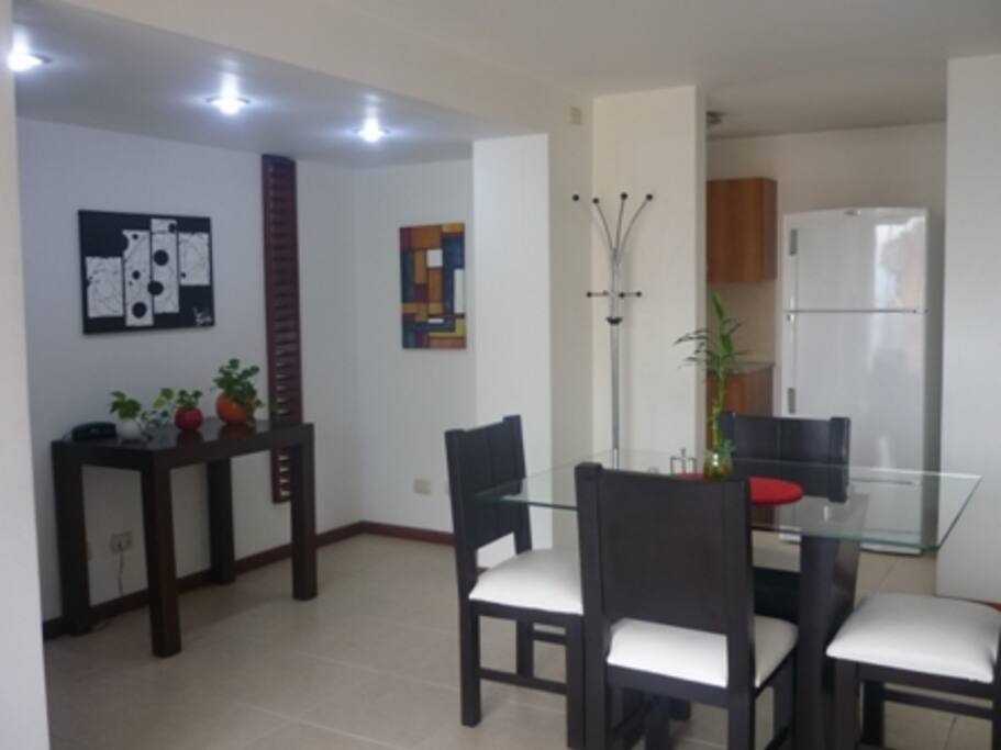 Comedor cerca a la cocina