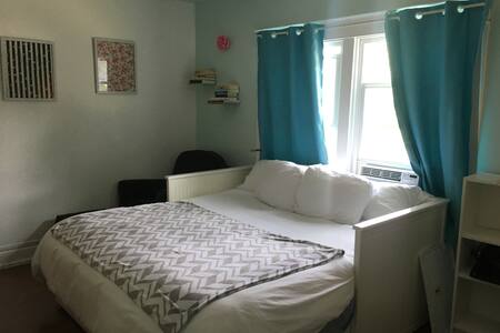 Sweet Retreat on Oak St. (luxury walk-in shower!)