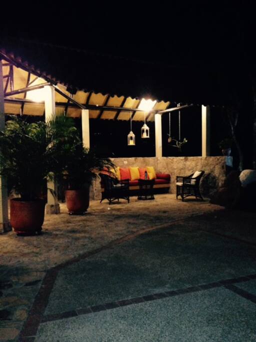 Vista de la zona de BBQ al lado de la piscina desde la casa