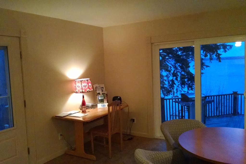 Kitchen breakfast area