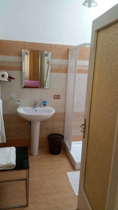 Ampio bagno con doccia!