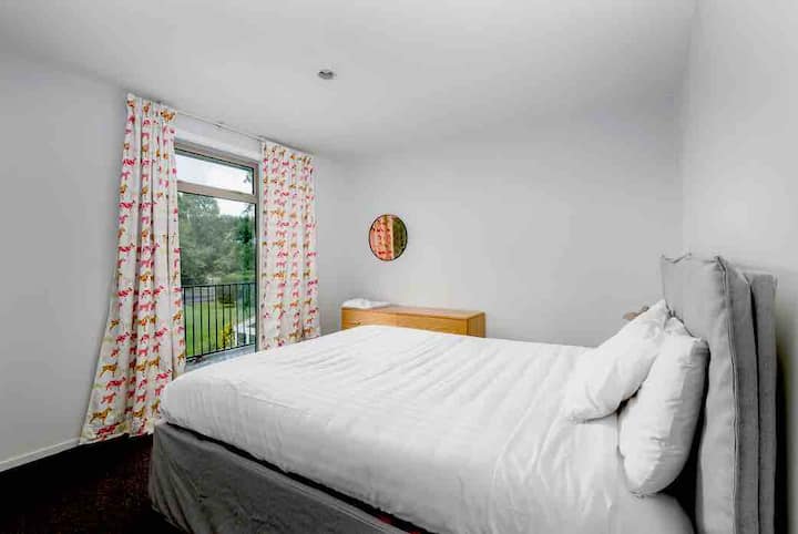 2nd Bedroom - Queen Bed