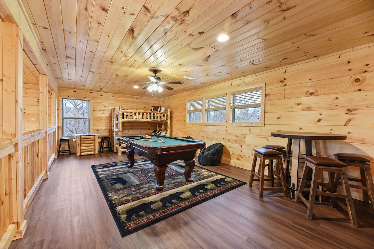 Chumba cha mchezo wa kufurahisha sana kilicho na Televisheni janja, meza ya baa yenye viti vinne, meza ya bwawa, kifaa cha kucheza michezo ya video, viti vya begi la maharagwe, na vitanda vya bunk vya Aspen Log.  