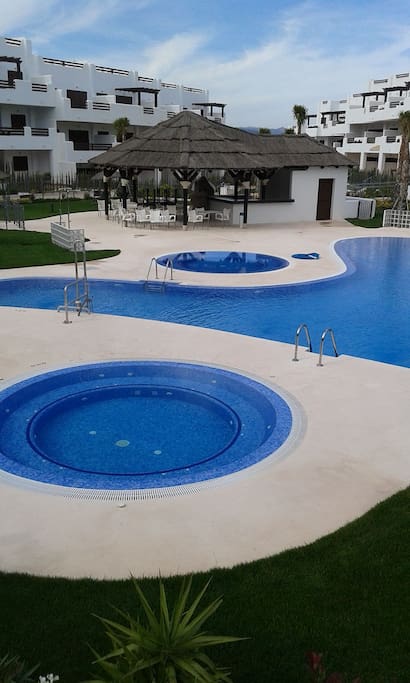 Heerlijk vertoeven aan het zwembad of in de jacuzzi terwijl de kids spelen in het kinderzwembad. Toezicht van redder tijdens hoogseizoen.