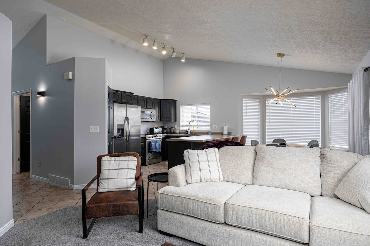 2BR 2BA - Remodeled Gem Near Airport & Mins to DT
