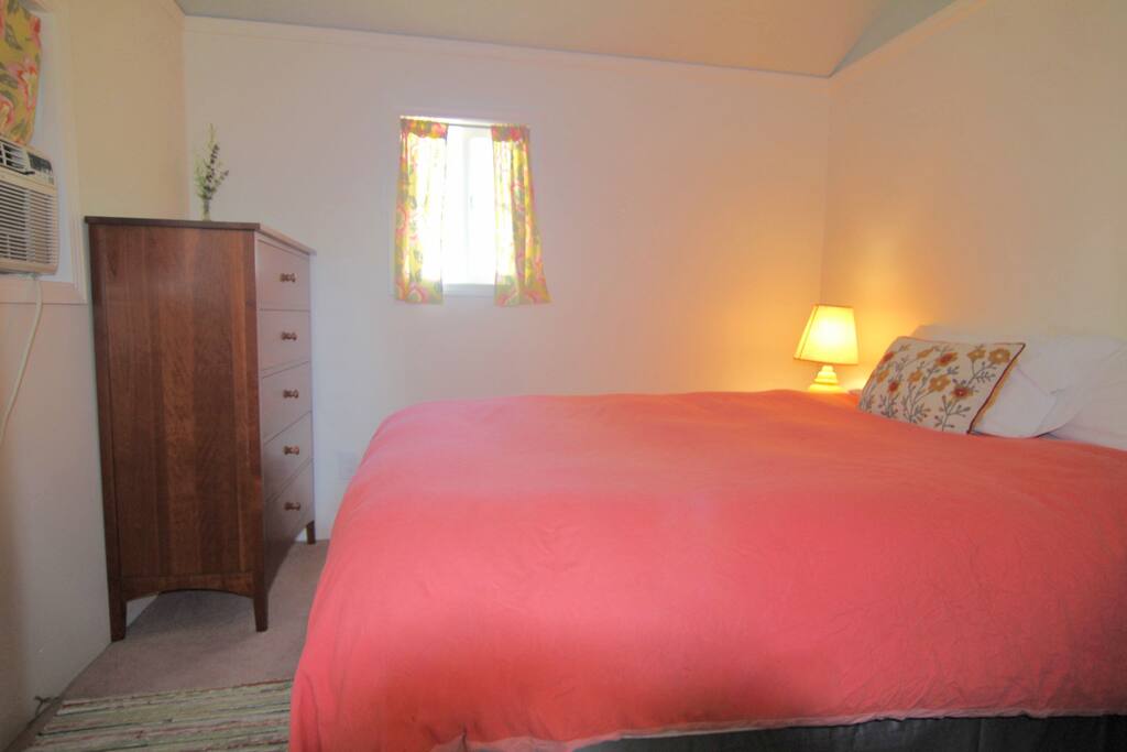 Downstairs Bedroom - Queen