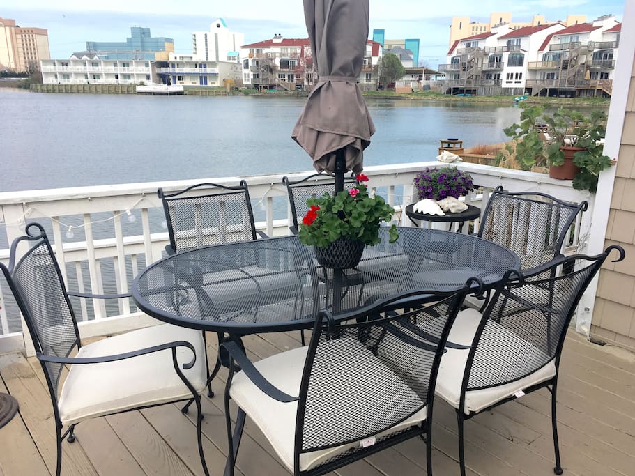 Private deck overlooking Lake Holly with dining table seating for six and gas grill