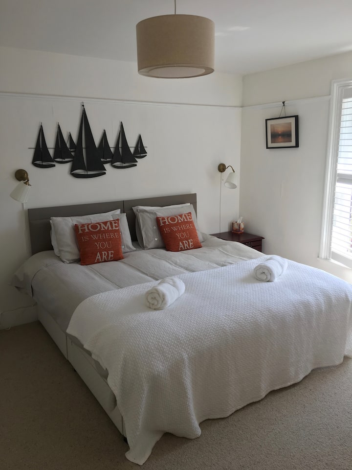 Bedroom 2 set up as a king size bed or 2 large singles. 