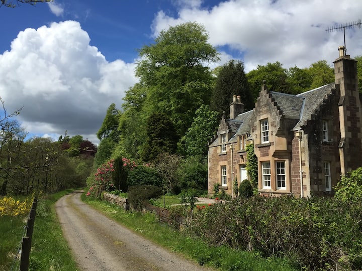 ☆Secluded, historic cottage in Outlander location Cottages for Rent