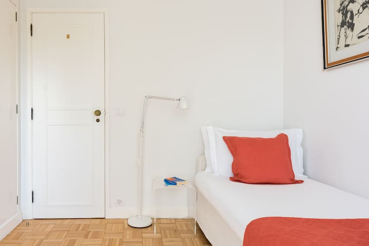 Estoril Luminous Villa Close to the Sea Heated Pool gallery image 3