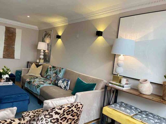 Chelsea & Kensington 4 Bed Townhouse with Parking gallery image 5