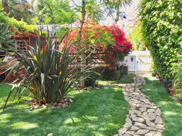 3BR 2B WeHo craftsman-Backyard Paradise-dog heaven gallery image 4
