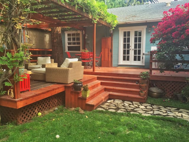 3BR 2B WeHo craftsman-Backyard Paradise-dog heaven